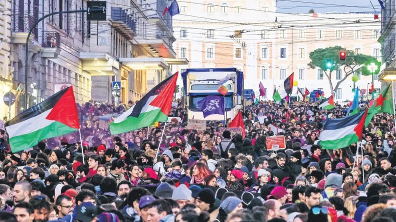 İtalya&rsquo;da 70 Bin Kadın Şiddete Karşı Sesi Y&uuml;kseltti