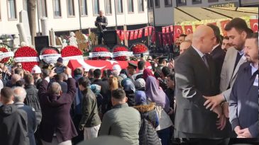 İYİ Partili Vekil Turhan &Ccedil;&ouml;mez'in Tartışma Yaratan Anları: Şehit Cenazesinde Tepkiler