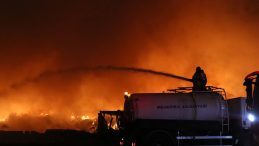 İzmir'de &Ccedil;&ouml;p Depolama Alanında Yangın &Ccedil;ıktı