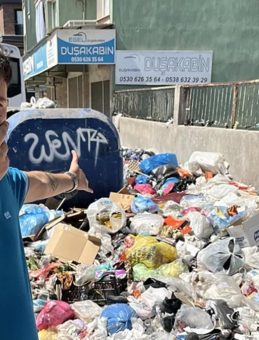 İzmir'de Çöp Sorunu Sinek İstilasına Dönüşerek Sağlığı Tehdit Ediyor!