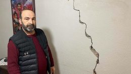 İzmir'de Evlerinde Çatlaklar Olan Mahalleli Çözüm Bekliyor