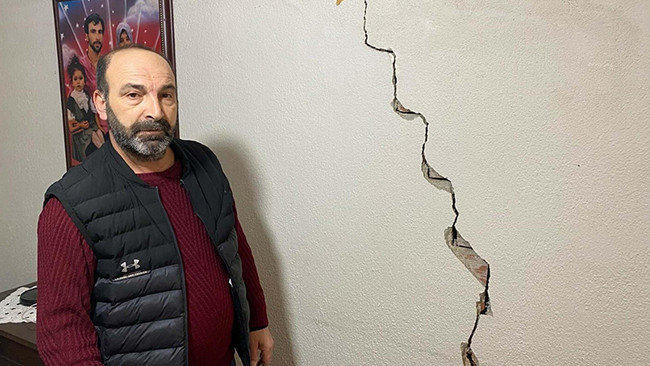 İzmir'de Evlerinde Çatlaklar Olan Mahalleli Çözüm Bekliyor