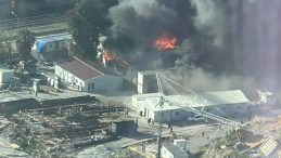İzmir'de inşaat alanında yangın: G&ouml;ky&uuml;z&uuml; dumanlarla doldu!