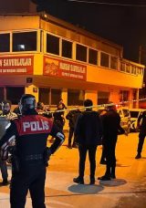 İzmir&rsquo;de Baba ve Oğluna Y&ouml;nelik Silahlı Saldırı: 1 &Ouml;l&uuml;, 3 Yaralı