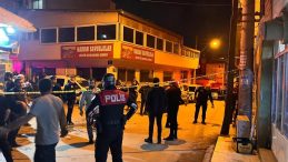 İzmir&rsquo;de Baba ve Oğluna Y&ouml;nelik Silahlı Saldırı: 1 &Ouml;l&uuml;, 3 Yaralı