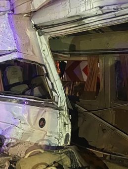 İzmir’de İki İşçi Servisi Çarpıştı: 15 Kişi Yaralandı