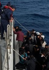İzmir&rsquo;de Motor Arızasına Rağmen Lastik Bot S&uuml;r&uuml;klenerek 64 G&ouml;&ccedil;men Kurtarıldı