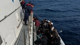 İzmir&rsquo;de Motor Arızasına Rağmen Lastik Bot S&uuml;r&uuml;klenerek 64 G&ouml;&ccedil;men Kurtarıldı