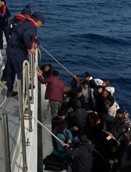 İzmir’de Motor Arızasına Rağmen Lastik Bot Sürüklenerek 64 Göçmen Kurtarıldı