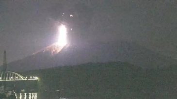 Japonya&rsquo;nın En Aktif Yanardağı Patladı: G&ouml;ky&uuml;z&uuml; K&uuml;lle Kaplandı