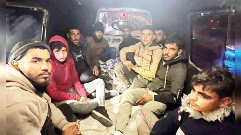 Ka&ccedil;ak G&ouml;&ccedil;menler Minib&uuml;s ile Yakalandı