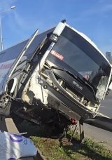 Kadık&ouml;y'de Korkutan Kaza: D-100'de Servis Minib&uuml;s&uuml; Yan Yattı!