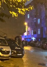 Kağıthane&rsquo;de 'g&uuml;r&uuml;lt&uuml;' vahşeti! Aileye kapı arkasından kurşun yağdırdı! 1 &ouml;l&uuml;, 2 yaralı