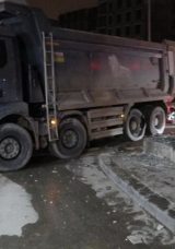 Kamyon Lastiği Patladı, İş Yerinin Camları Kırıldı!