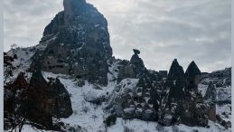 Kapadokya’da İlk Kar Büyüledi: Peribacaları Beyaza Büründü