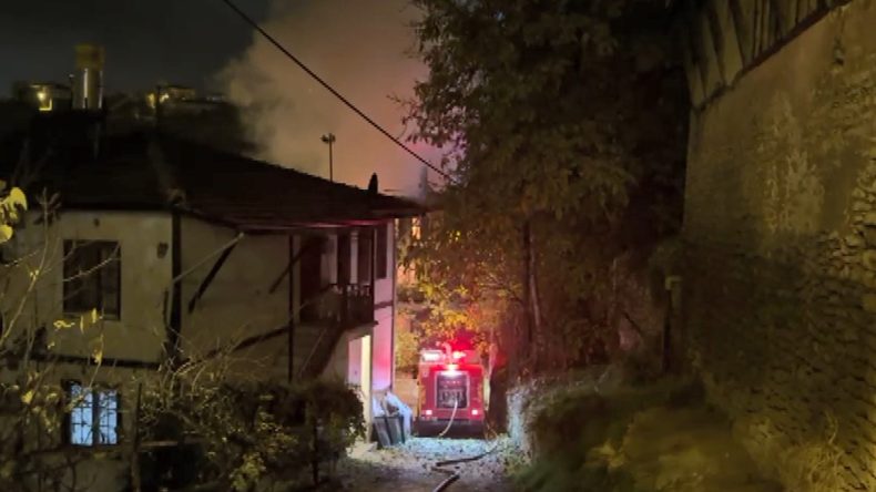 Karabük'te 3 Katlı Tarihi Konakta Yangın Çıktı