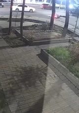 Karab&uuml;k'te Motosiklet ve Otomobil &Ccedil;arpıştı: Kaza Anı Kamerada, 1 Yaralı