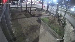 Karab&uuml;k'te Motosiklet ve Otomobil &Ccedil;arpıştı: Kaza Anı Kamerada, 1 Yaralı