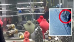 Kaskıyla Geldi, Vitrindeki 5 Kilo Altını &Ccedil;alıp Ka&ccedil;tı