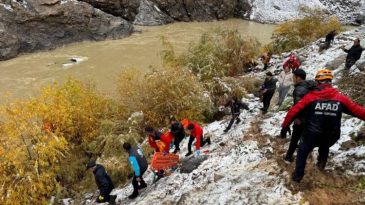 Kaya Par&ccedil;alarının Ardından Zap Suyu'na D&uuml;şenler: 2 Kişi Hayatını Kaybetti, 2 Kişi Yaralı
