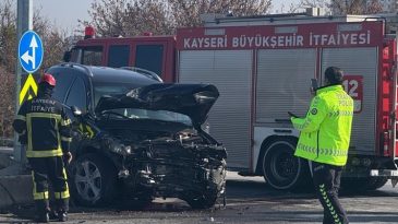 Kayseri'de İki Ara&ccedil; &Ccedil;arpıştı: 5 Kişi Yaralandı