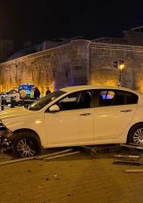 Kayseri'de otomobil bariyerlere saplandı: S&uuml;r&uuml;c&uuml; 'uyuyakaldı' iddiası!