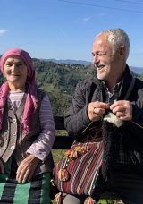 Ke&ccedil;i kılından 64 yıldır &ccedil;orap &ouml;r&uuml;yor! İdris Sağlam, eşi i&ccedil;in yaptıklarıyla halktan takdirini topluyor&hellip;