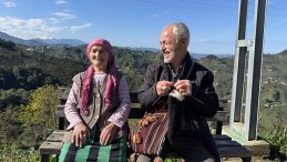 Ke&ccedil;i kılından 64 yıldır &ccedil;orap &ouml;r&uuml;yor! İdris Sağlam, eşi i&ccedil;in yaptıklarıyla halktan takdirini topluyor&hellip;