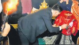 Kınada Havaya Ateş A&ccedil;arak Yolda Y&uuml;r&uuml;yen Kadını Yaraladı