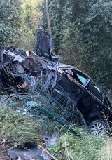 Kırmızı Işık İhlali: Ehliyetsiz S&uuml;r&uuml;c&uuml; Pikaba &Ccedil;arptı, 3 Yaralı