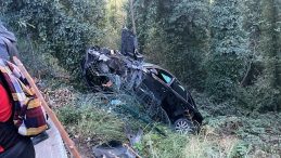 Kırmızı Işık İhlali: Ehliyetsiz S&uuml;r&uuml;c&uuml; Pikaba &Ccedil;arptı, 3 Yaralı