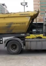 Kırmızı Işıkta Yolun Karşısına Ge&ccedil;meye &Ccedil;alışan Yayaya Hafriyat Kamyonu &Ccedil;arptı