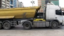 Kırmızı Işıkta Yolun Karşısına Ge&ccedil;meye &Ccedil;alışan Yayaya Hafriyat Kamyonu &Ccedil;arptı