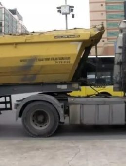 Kırmızı Işıkta Yolun Karşısına Geçmeye Çalışan Yayaya Hafriyat Kamyonu Çarptı