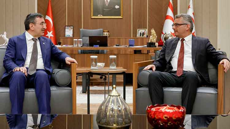 KKTC Cumhurbaşkanı Erh&uuml;rman, Cumhurbaşkanı Yardımcısı Yılmaz ile Bir Araya Geldi