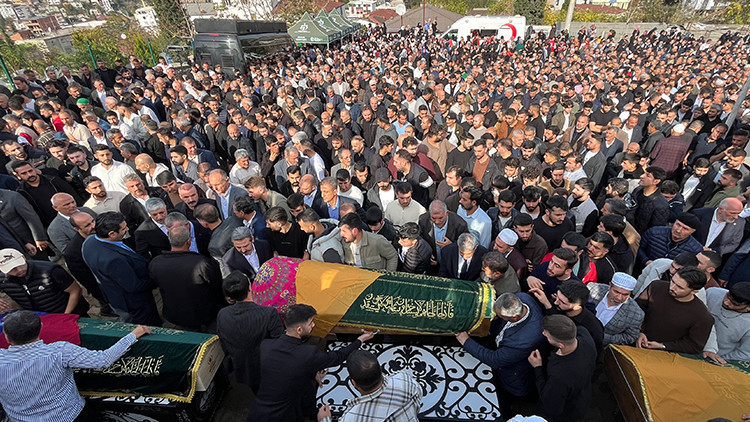 Kocaeli Yangınında 6 Kişi Toprağa Verildi | Tabuttaki Detaylar Yürekleri Dağladı