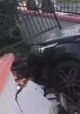 Kocaeli'de El Freni &Ccedil;ekilmeyen Ara&ccedil; T&uuml;yler &Uuml;rpertici Bir Kazaya Neden Oldu: Duvara &Ccedil;arparak Durd&uuml;!