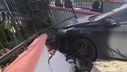 Kocaeli'de El Freni &Ccedil;ekilmeyen Ara&ccedil; T&uuml;yler &Uuml;rpertici Bir Kazaya Neden Oldu: Duvara &Ccedil;arparak Durd&uuml;!