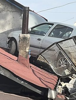 Kocaeli'de Şaşırtan Kaza: Evin Çatısına Çıkarak Durdular!