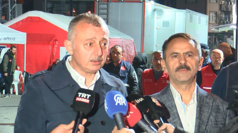 Kocaeli'de Yıkılan Bina Nedeniyle Yakın Binalar Tahliye Edildi; Ekipler İncelemelere Başladı