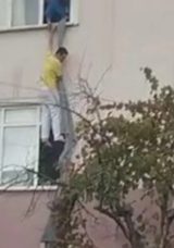 Kocaeli&rsquo;de Parasını Alamayan İş&ccedil;i Fenalık Ge&ccedil;irdi: &Ouml;nce Bı&ccedil;ak &Ccedil;ekti, Sonra Yangın &Ccedil;ıkardı!