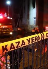 Kocaeli&rsquo;nde Otomobil Yayalara &Ccedil;arptı: 1&rsquo;i Ağır 2 Yaralı!