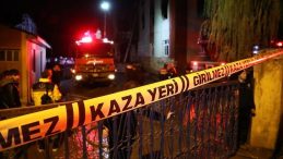 Kocaeli&rsquo;nde Otomobil Yayalara &Ccedil;arptı: 1&rsquo;i Ağır 2 Yaralı!