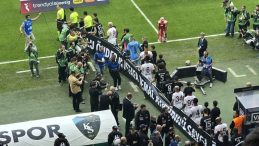 Kocaelispor – Galatasaraylı futbolcular 10 Kasım pankartıyla sahada!