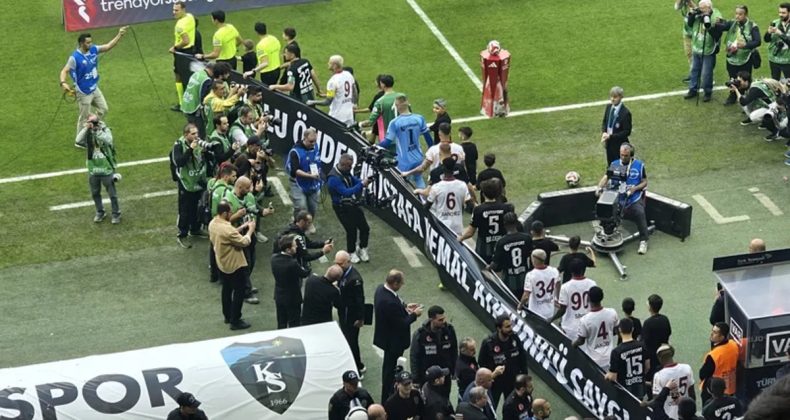 Kocaelispor – Galatasaraylı futbolcular 10 Kasım pankartıyla sahada!