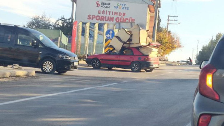 Koltuk Takımını Otomobile Y&uuml;kleyerek Yola &Ccedil;ıktı