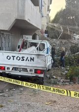 Kontrolden &Ccedil;ıkan Kamyonet Evin Bah&ccedil;esine U&ccedil;tu: 1 &Ouml;l&uuml;, 3 Yaralı!