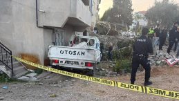 Kontrolden Çıkan Kamyonet Evin Bahçesine Uçtu: 1 Ölü, 3 Yaralı!