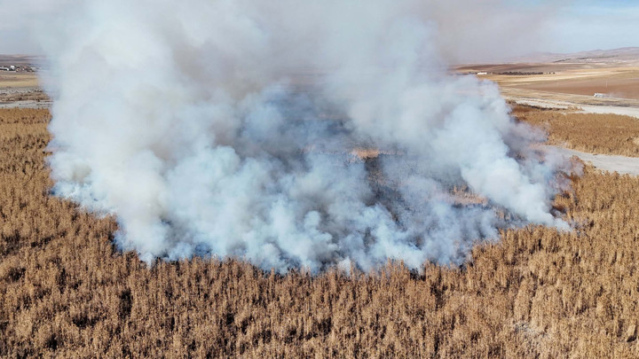 Konya G&ouml;k G&ouml;l&uuml;'ndeki Sazlık B&ouml;lgedeki Yangın İkinci G&uuml;n&uuml;nde