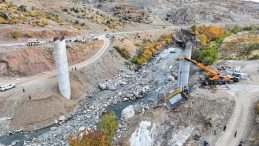 K&ouml;pr&uuml; inşaatında iskele &ccedil;&ouml;kt&uuml;: 4 iş&ccedil;i hayatını kaybetti